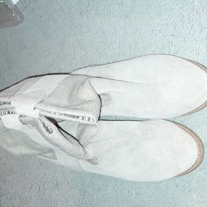 Lightly used Tom's ankle boots